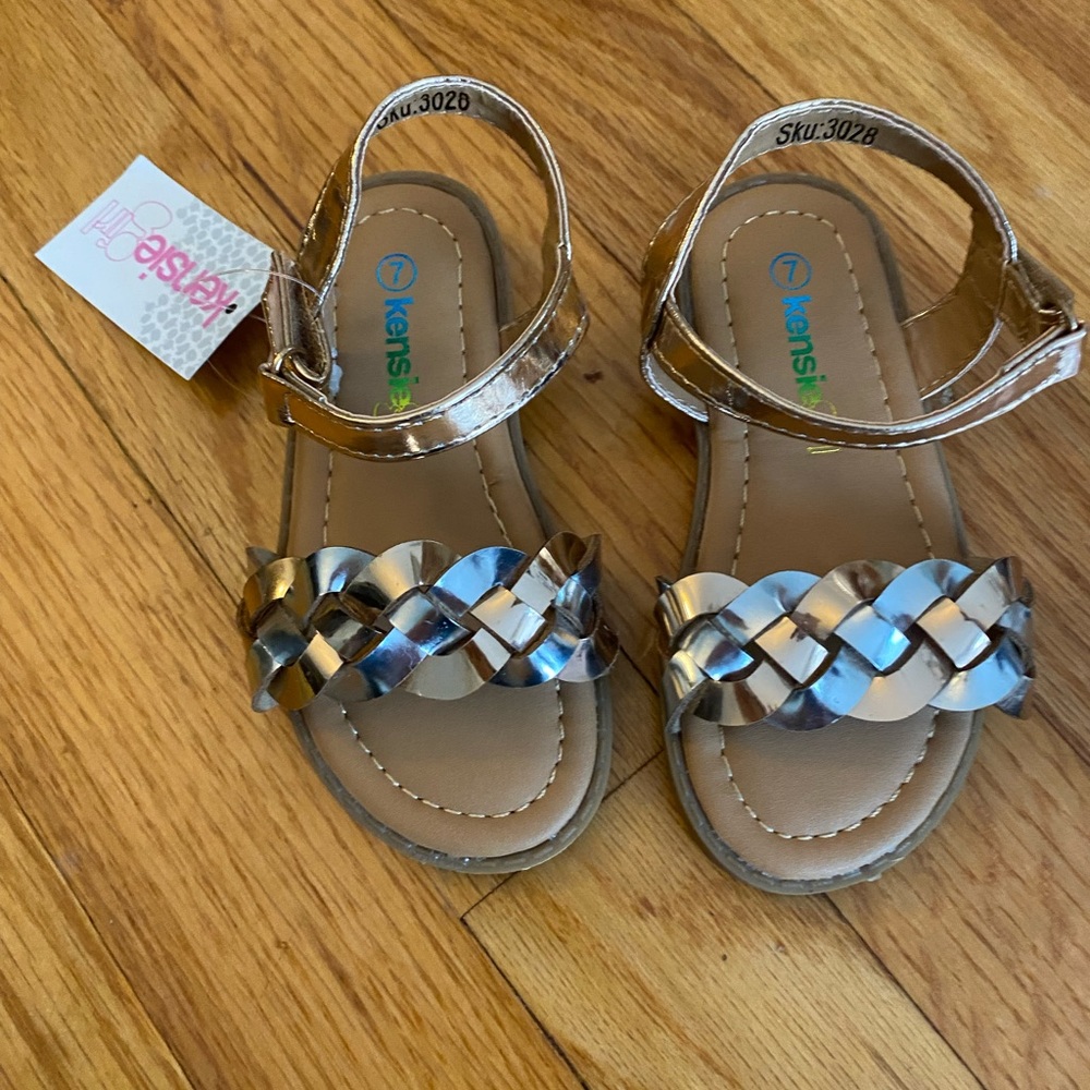 NWT Toddler size 7 Sandals
